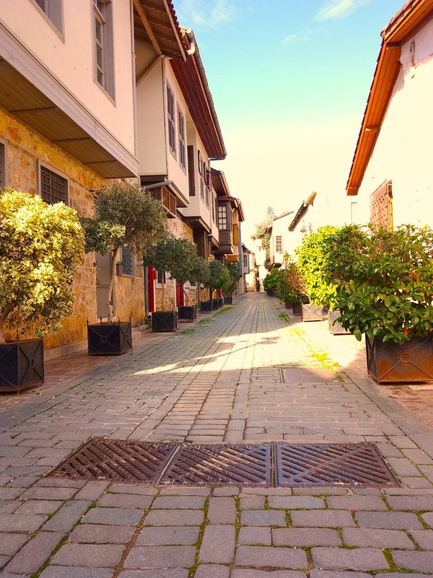 Lovely Flat With Balcony Near Hadrian's Gate Daire Antalya