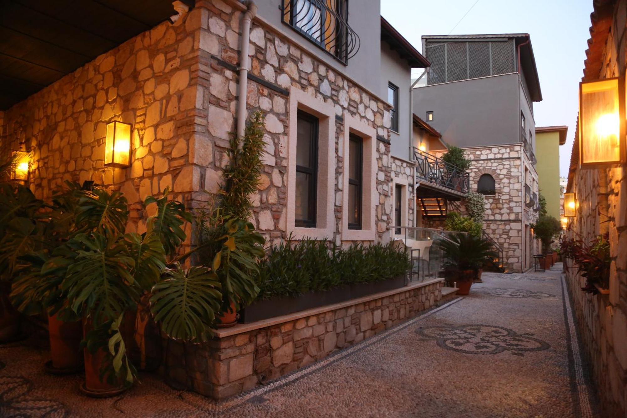 Lovely Flat With Balcony Near Hadrian's Gate Daire Antalya
