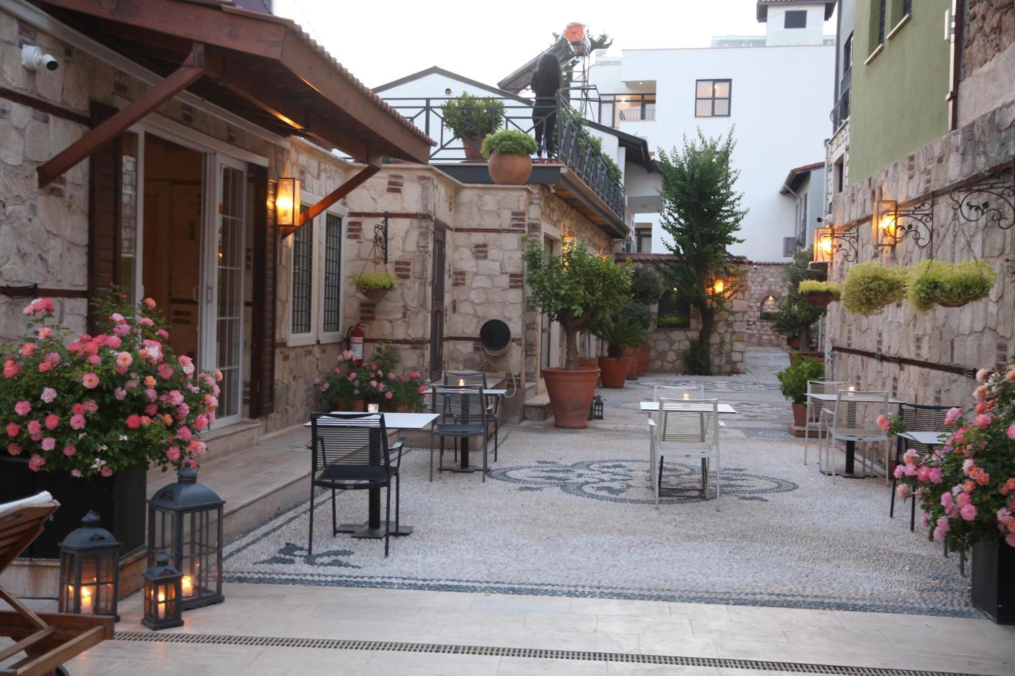 Lovely Flat With Balcony Near Hadrian's Gate Daire Antalya