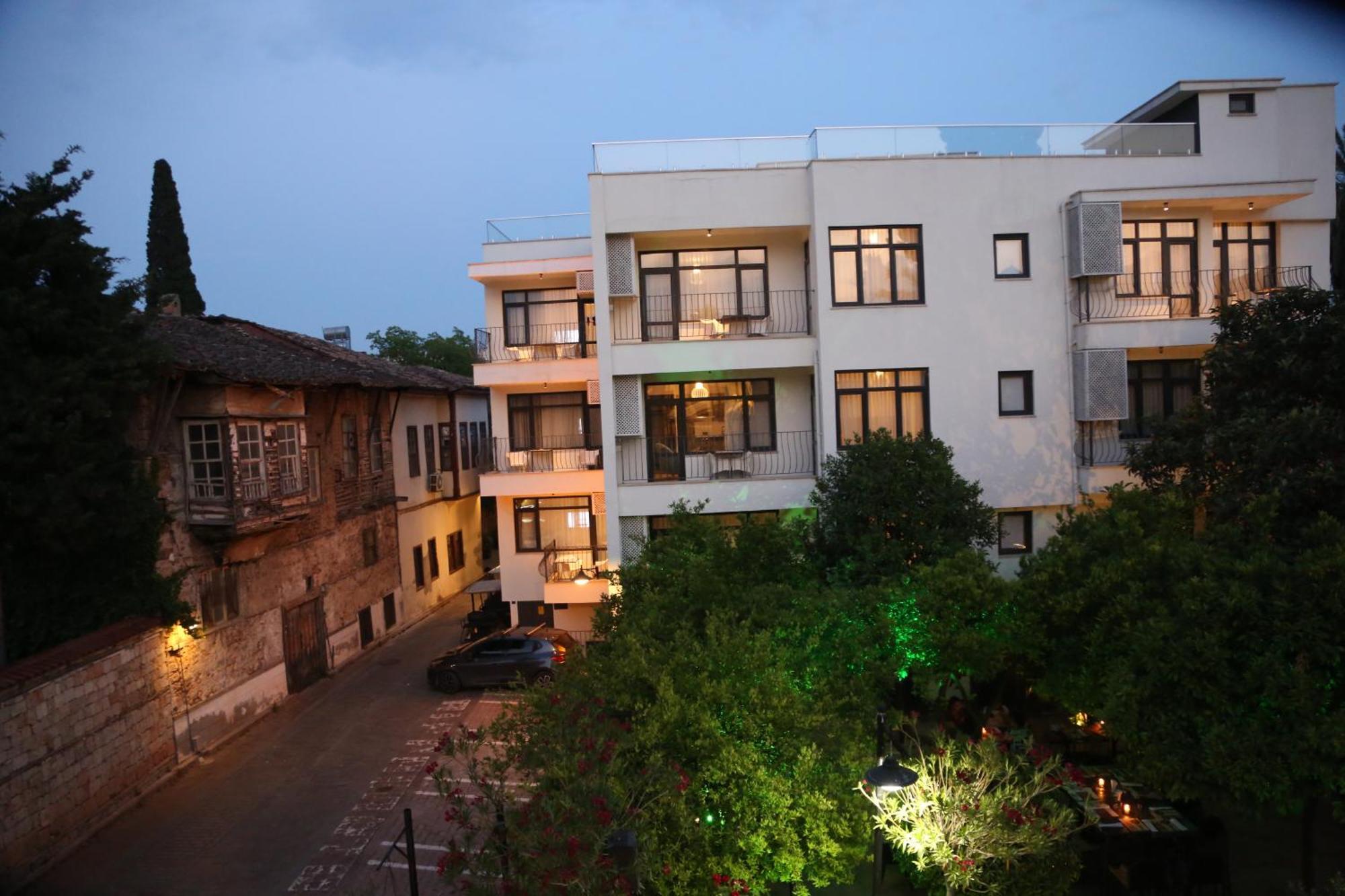 Lovely Flat With Balcony Near Hadrian's Gate Daire *
