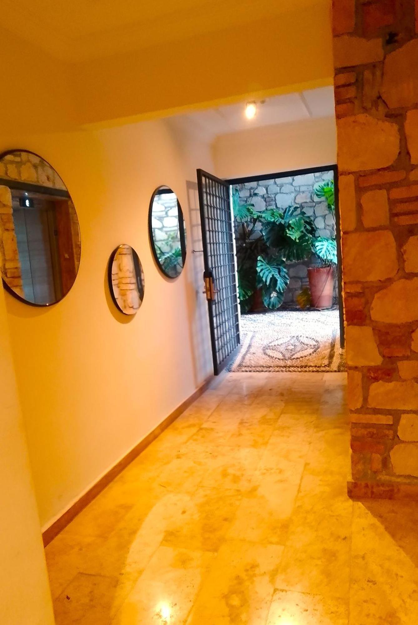 Daire Lovely Flat With Balcony Near Hadrian's Gate *