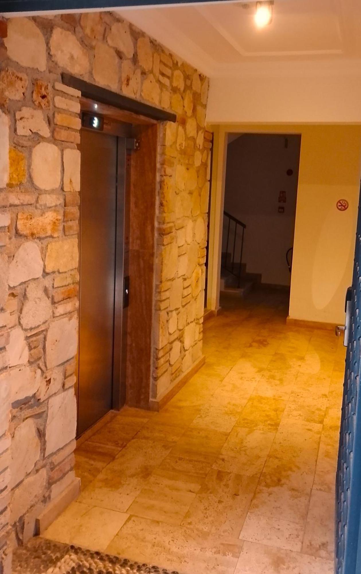Lovely Flat With Balcony Near Hadrian's Gate Daire Antalya
